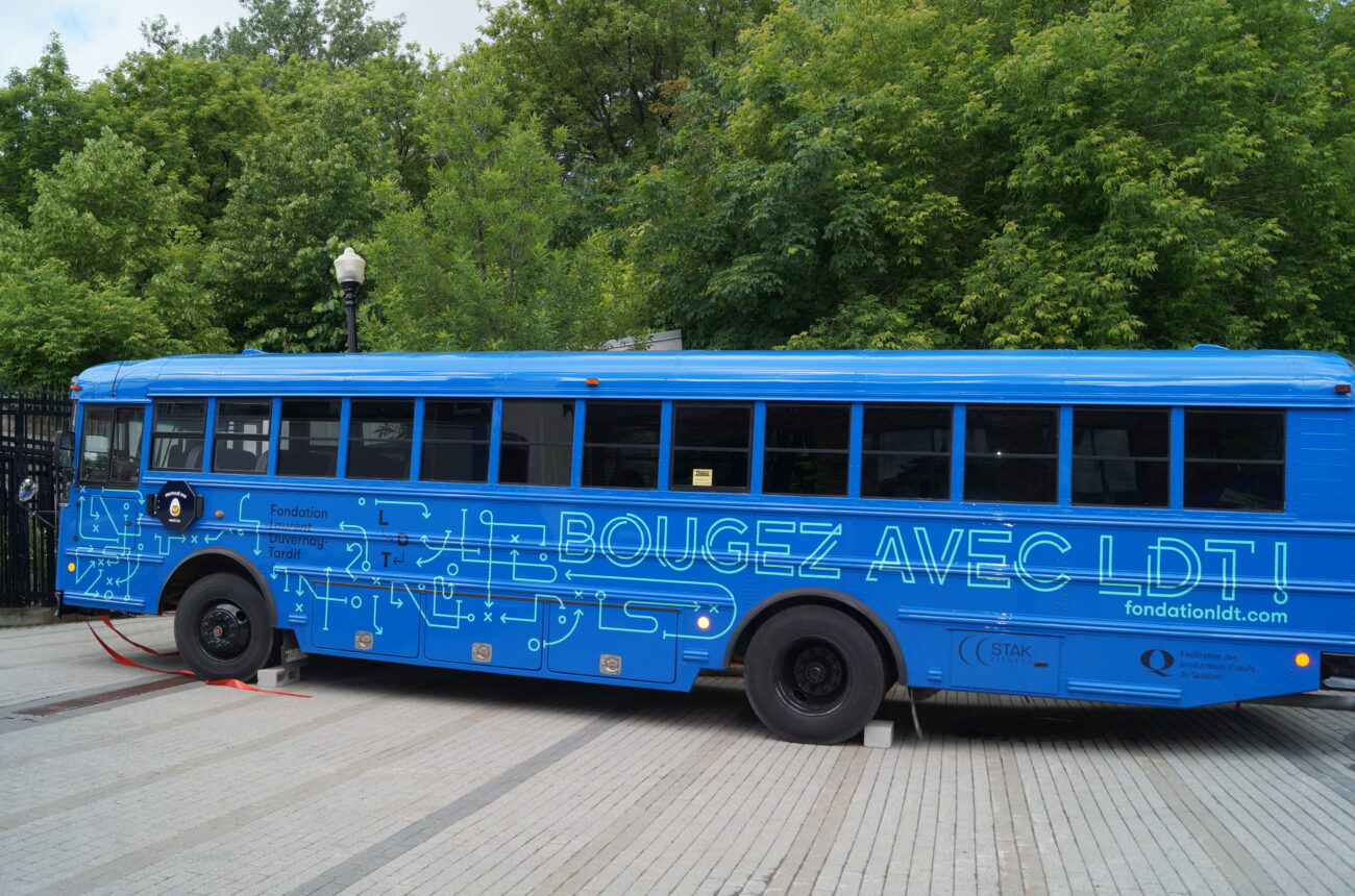 Autobus bleu LDT avec habillage personnalisé