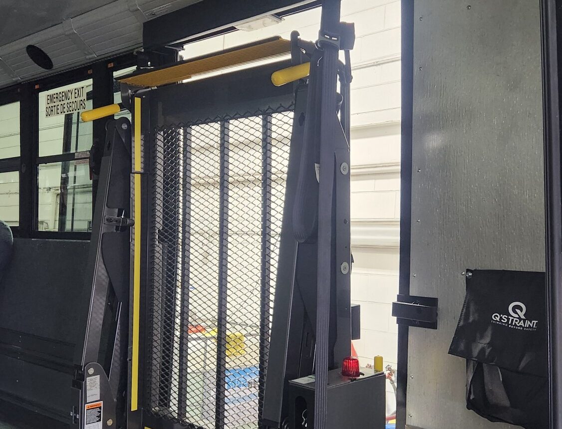 Autobus adapté avec plateforme élévatrice