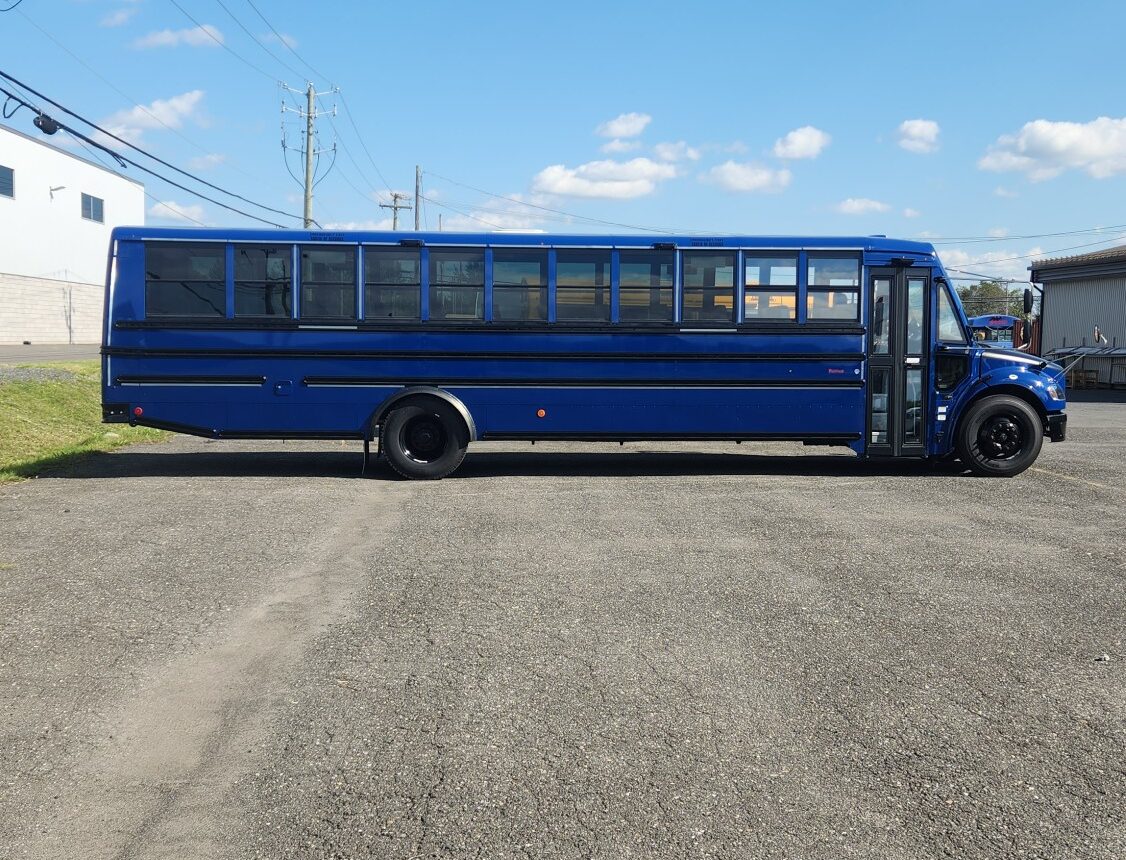 Autobus bleu, vue de côté