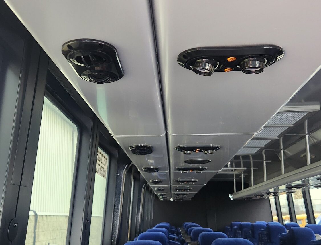 Intérieur d’autobus avec sièges coach et unités de plafond